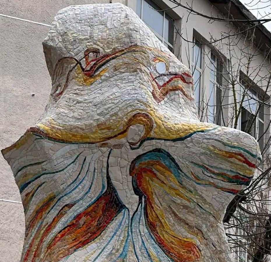 Particolare del monumento alla memoria di Willy